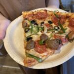 【コストコ】人気のフードコートメニュー「コンボピザ」が復活！値上がりした価格は？