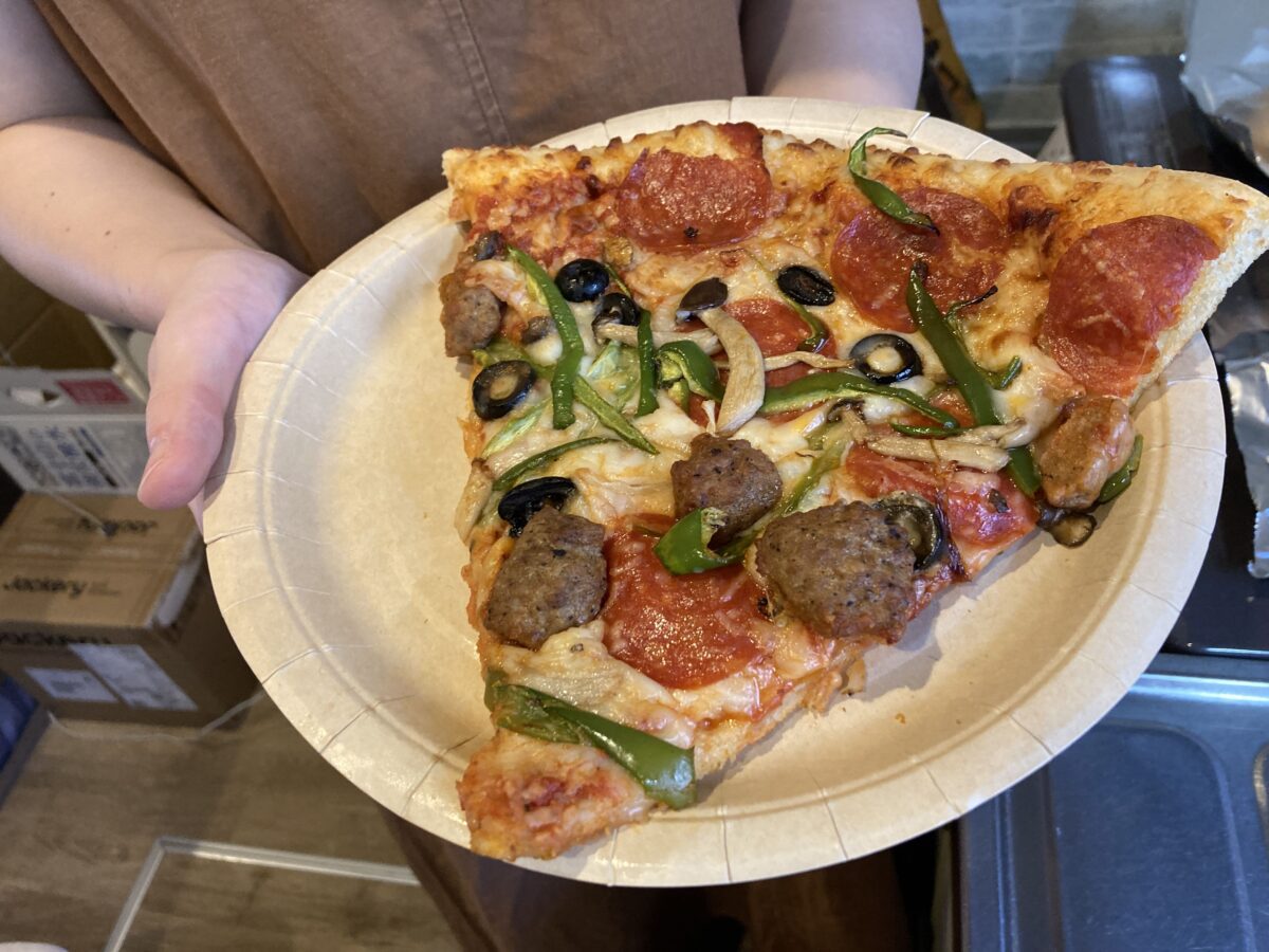 【コストコ】人気のフードコートメニュー「コンボピザ」が復活！値上がりした価格は？