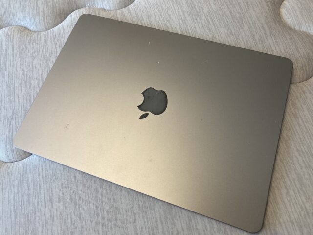 コストコのMacBookミッドナイトグレー