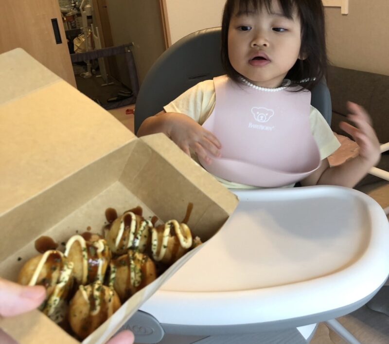 初めてのたこ焼きパーティーに釘付けのコストコブロガーもち子の娘