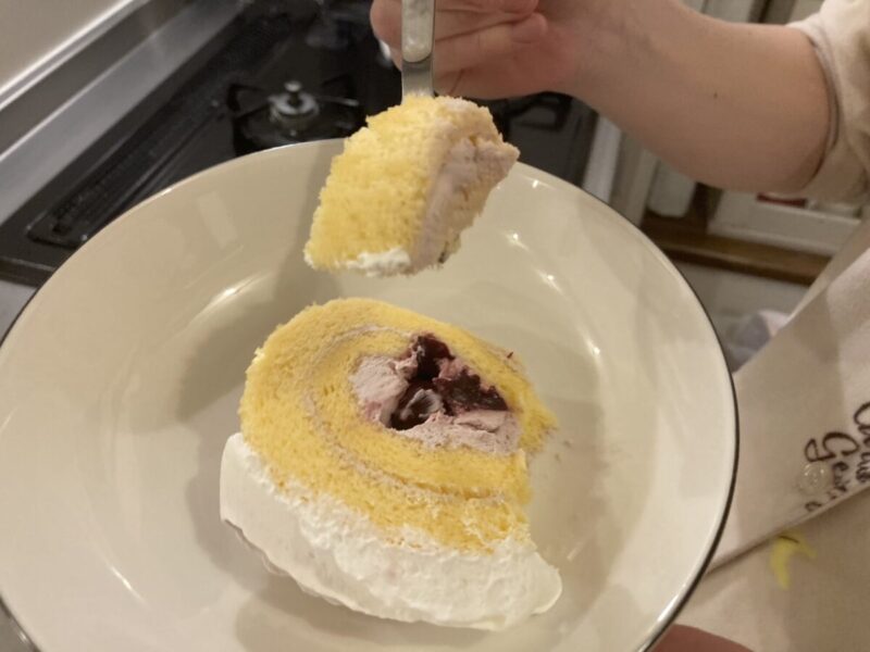 【実食レビュー】コストコのチェリーロールケーキ