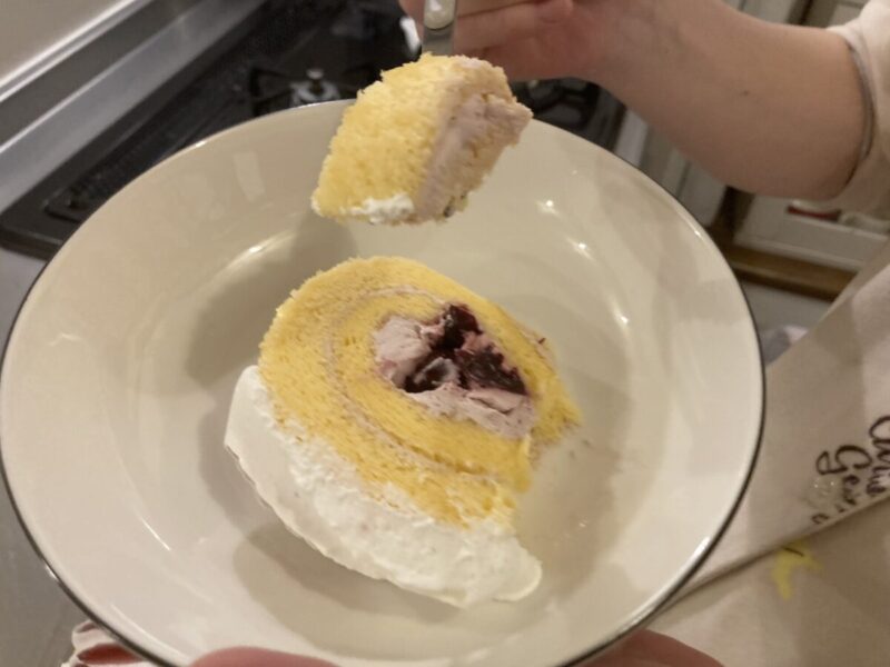 【実食レビュー】コストコのチェリーロールケーキ