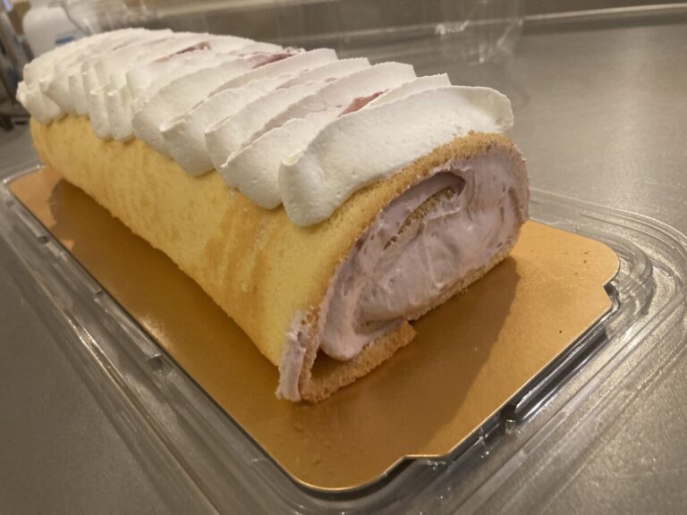 コストコケーキ売り場に総重量1kg超えの新商品ストロベリーロールケーキ新登場！