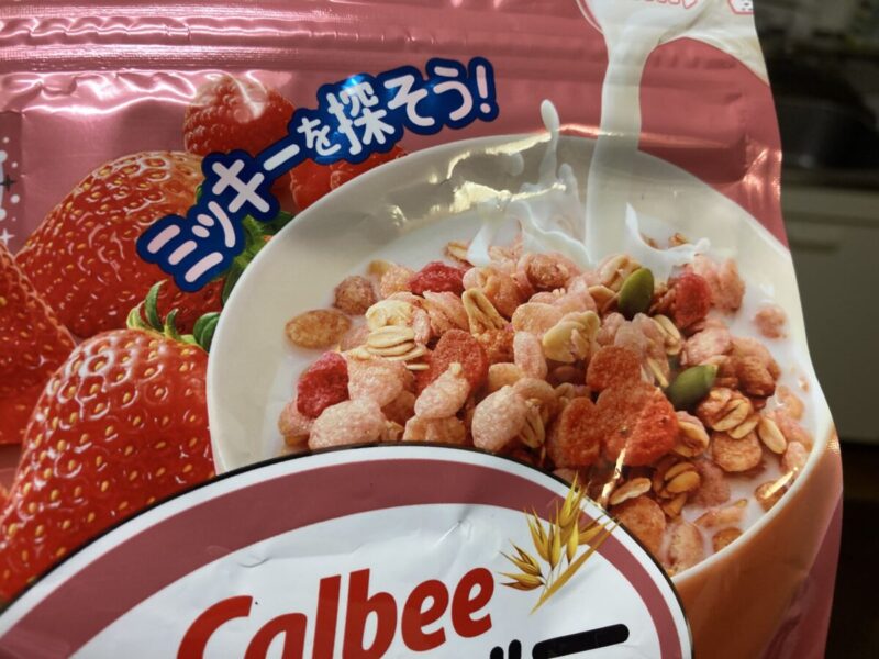 【コストコ新商品】カルビーのフルグラ(ベリーミルク味)隠れミッキーが入ってる