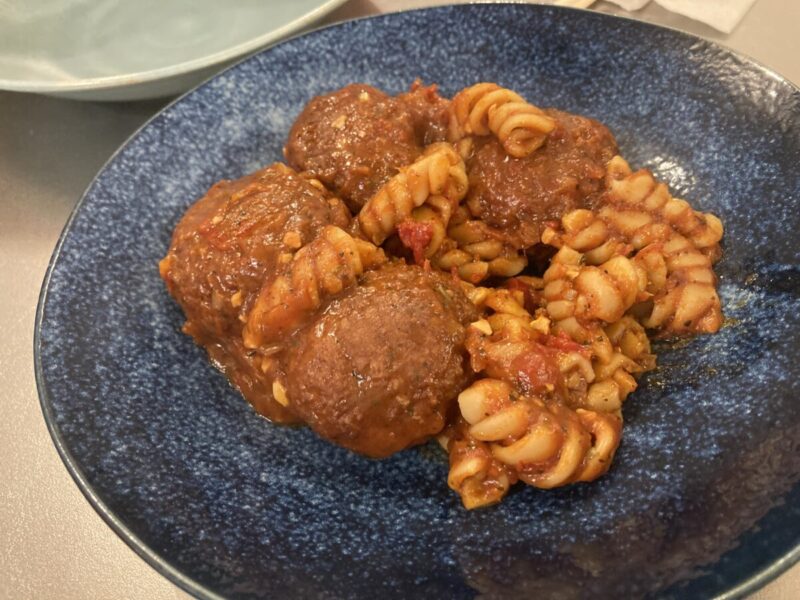 【実食レビュー】コストコの伊藤ハム チーズインミートボール ショートパスタ入り