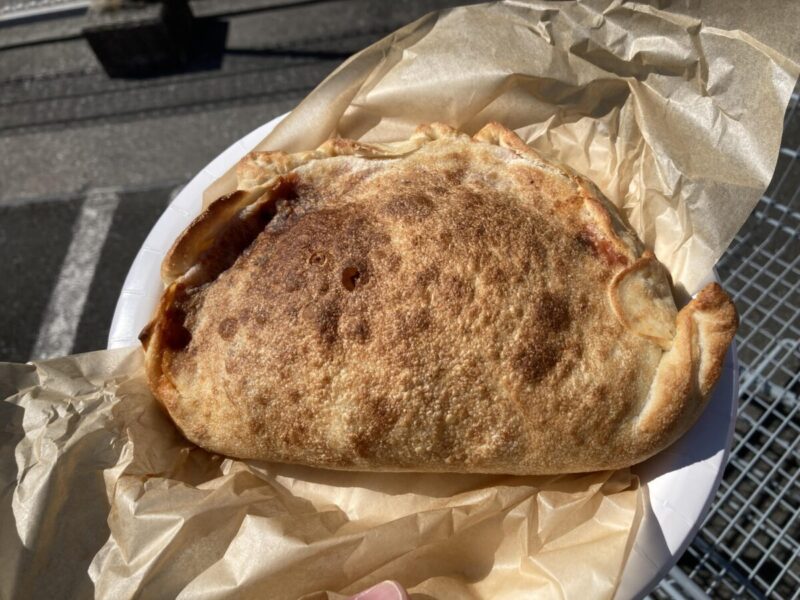 【コストコ】フードコートの新作メニュー「イタリアンソーセージカルッツォーネ」実食レビュー