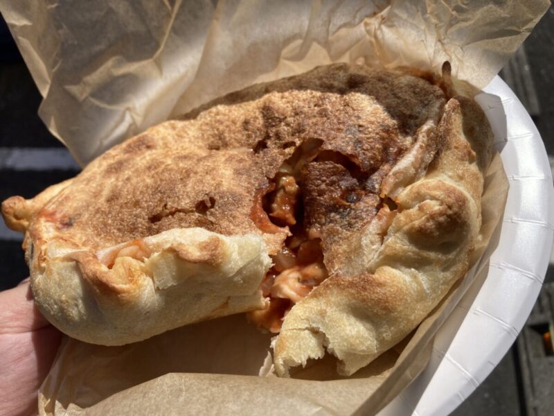 【コストコ】フードコートの新作メニュー「イタリアンソーセージカルッツォーネ」実食レビュー