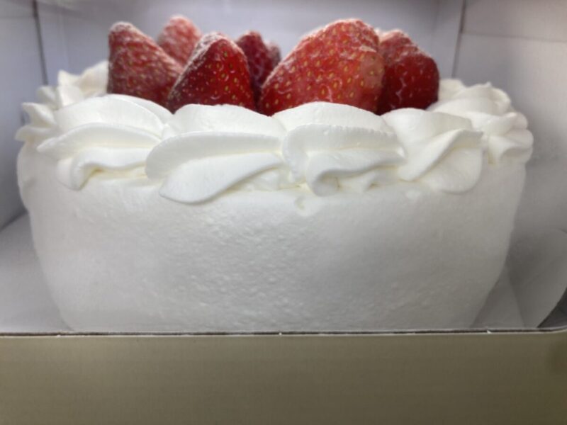 【実食レビュー】コストコ新商品のホリデーストロベリーケーキ
