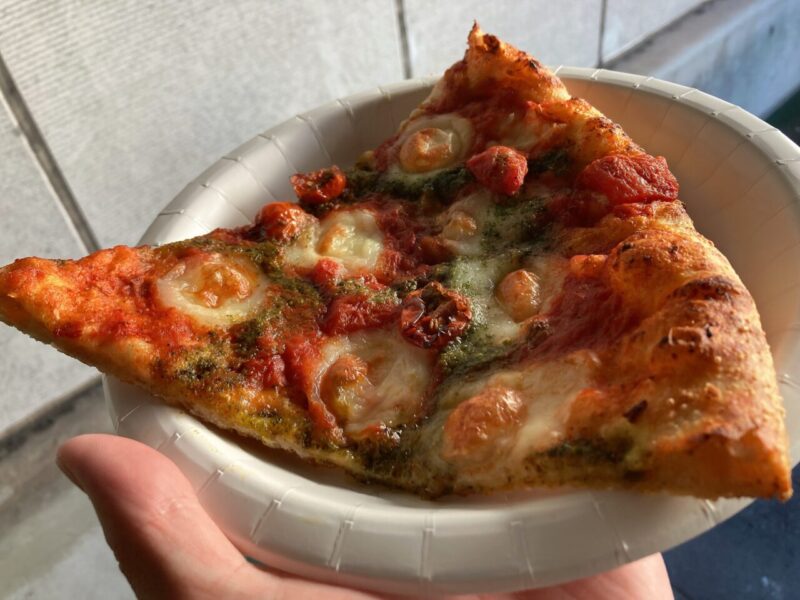 コストコのフードコートのスライスマルゲリータピザを実食レビュー