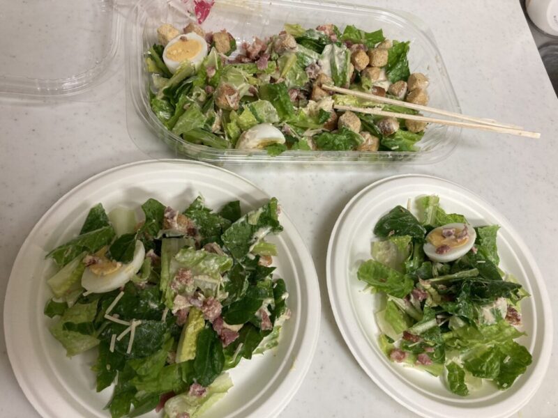 コストコ新商品のベーコンシーザーサラダを実食レビュー！