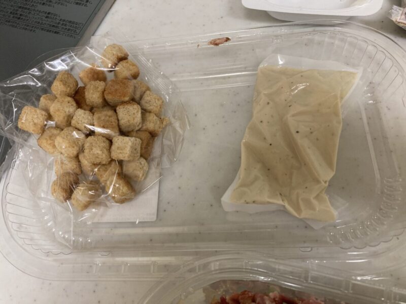 コストコ新商品のベーコンシーザーサラダを開封レビュー！