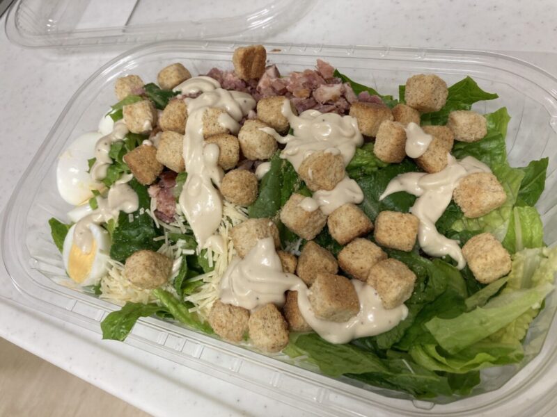 コストコ新商品のベーコンシーザーサラダを実食レビュー！