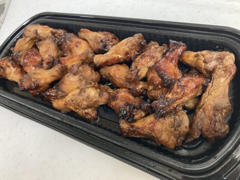 コストコ「BBQチキン」ホットデリカコーナー販売！人気商品の甘ダレ手羽元チキン
