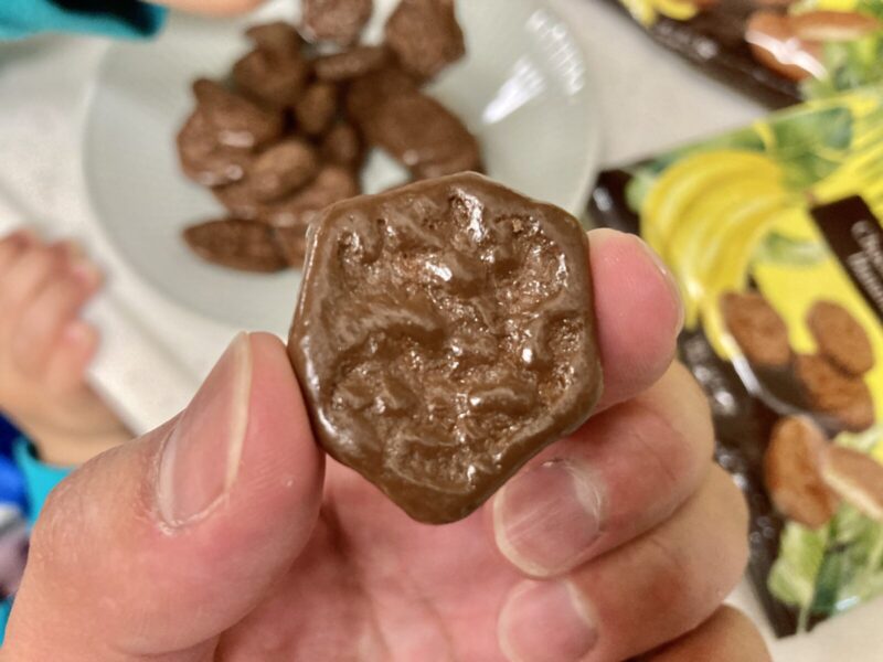 コストコ新商品のハワイアンホースト チョコバナナチップスを実食レビュー