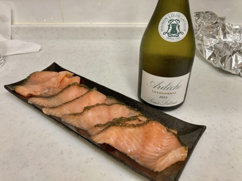 【コストコ】注目の新商品キュアードサーモンを実食レビュー！白ワインと相性抜群