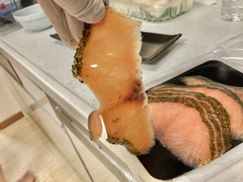 コストコ新商品のキュアードサーモンを実食レビュー！