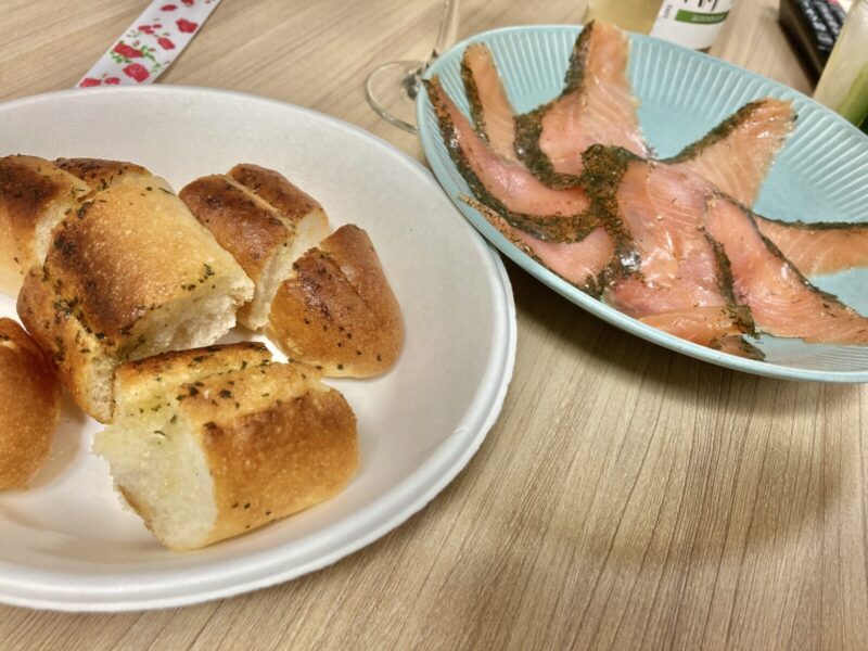 コストコのキュアードサーモンとガーリックトースト