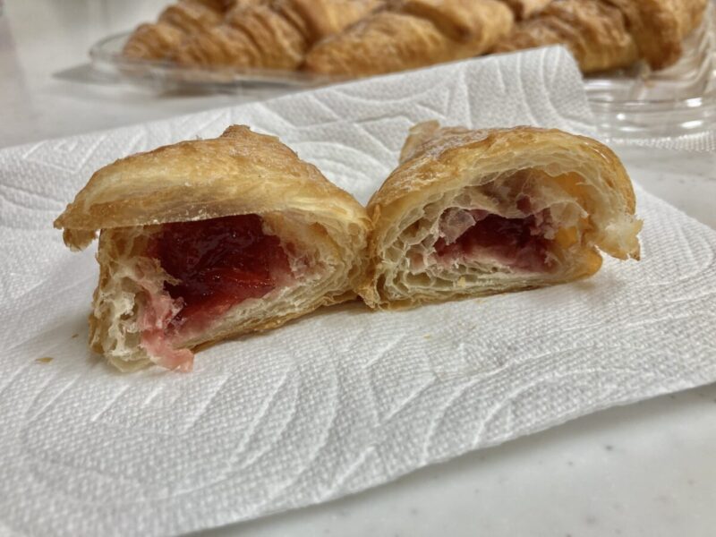 【実食レビュー】コストコ新商品のイチゴジャムミニクロワッサン