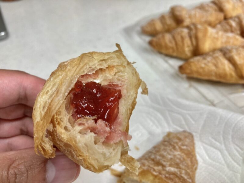 【実食レビュー】コストコ新商品のイチゴジャムミニクロワッサン