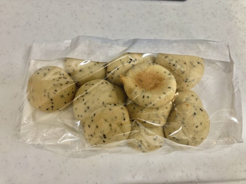 今月6月注目のコストコ新商品のモチモチ黒ごまロールを実食レビュー！