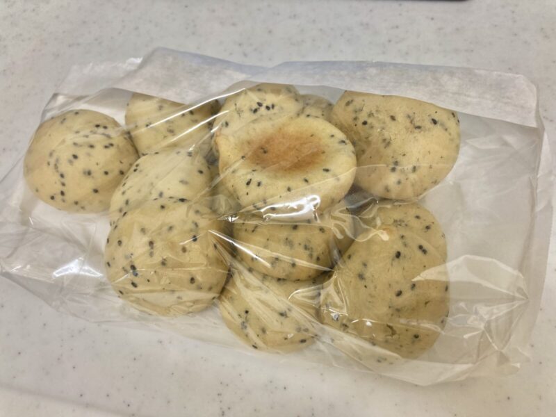 【コストコ新商品】モチモチ黒ごまロールを実食！もちもち食感で黒ごまが甘くてそのままで美味しい！