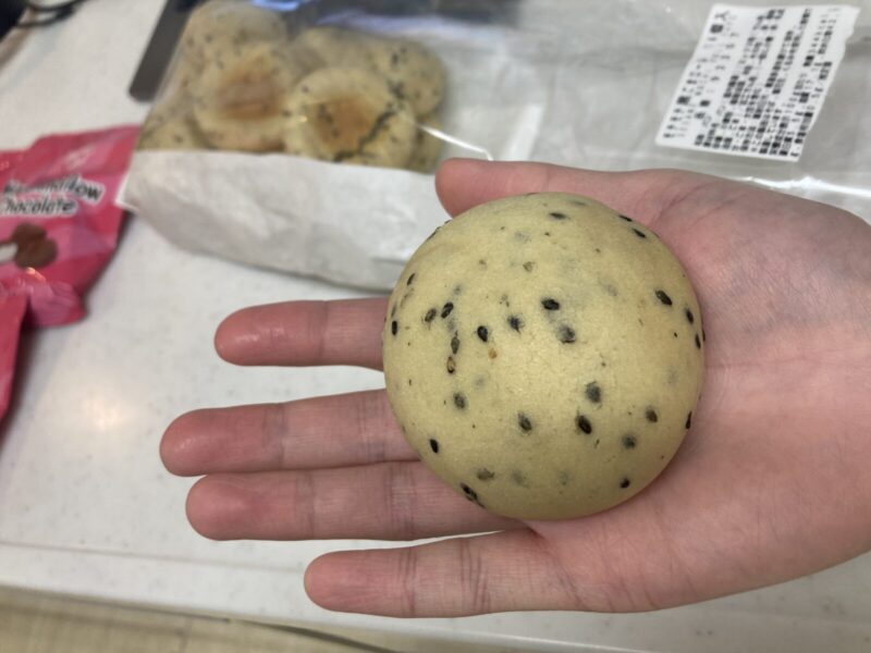 今月6月注目のコストコ新商品のモチモチ黒ごまロールを実食レビュー！