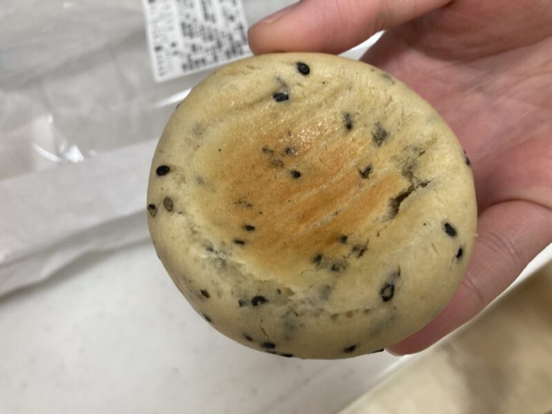 今月6月注目のコストコ新商品のモチモチ黒ごまロールを実食レビュー！