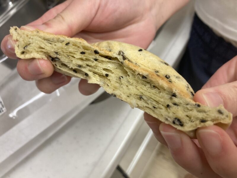 今月6月注目のコストコ新商品のモチモチ黒ごまロールを実食レビュー！