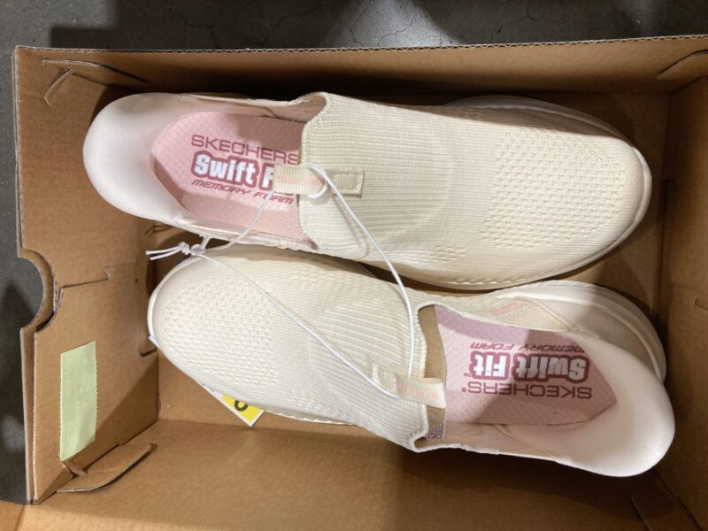 【コストコ新商品】スケッチャーズ SWIFT FITレディースシューズをレビュー!手を使わず履ける快適スリッポン
