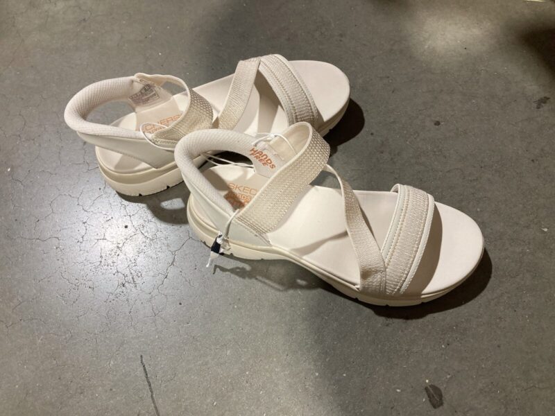 【コストコ新商品】スケッチャーズ SWIFT FITレディースシューズをレビュー!手を使わず履ける快適スリッポン