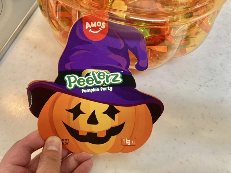 早くもコストコにハロウィン商品が登場！AMOSハロウィーンバケット1kg（2026年版）を紹介！