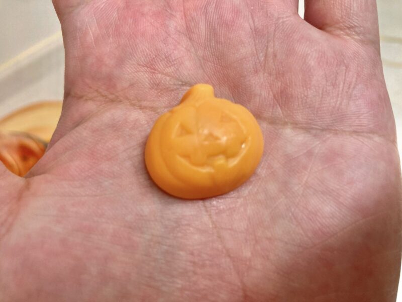 コストコ新商品のAMOSハロウィーンバケット1kg（2026年版）を実食レビュー！
