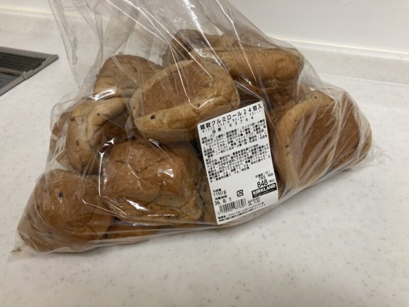 【今年も登場!】人気のコストコ雑穀クルミロール24個入りを実食!香ばしさと食感が想像以上