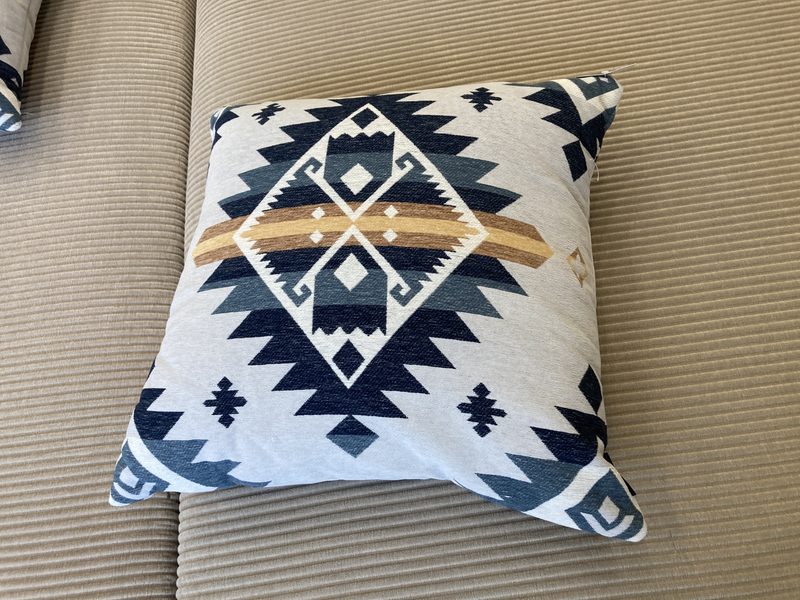 コストコ新商品「PENDLETONシェニールクッション(50cm × 50cm)」を実際に使ってみて
