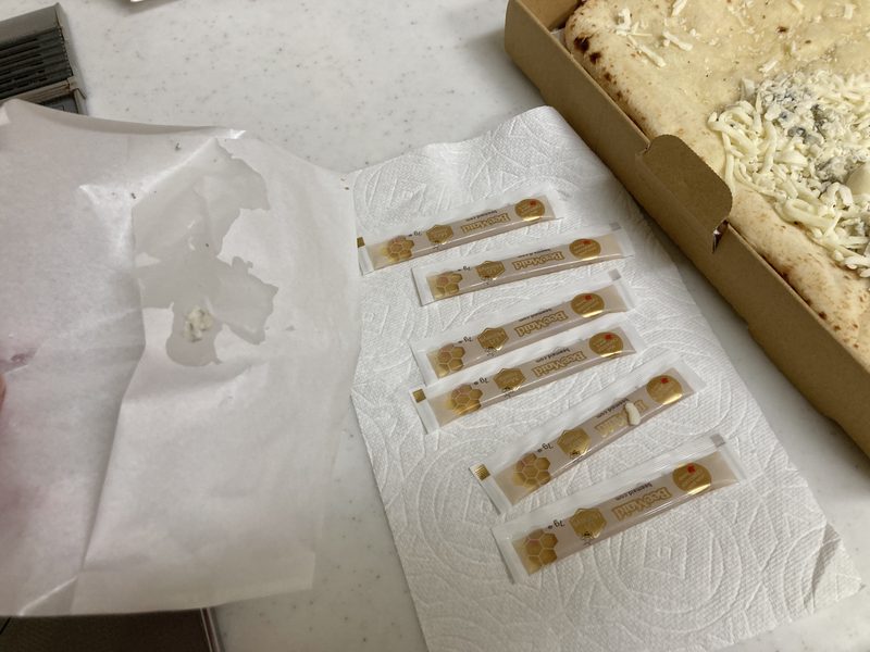 【コストコ新商品】チーズとはちみつのピザが濃厚すぎる!4種チーズを実食レビュー