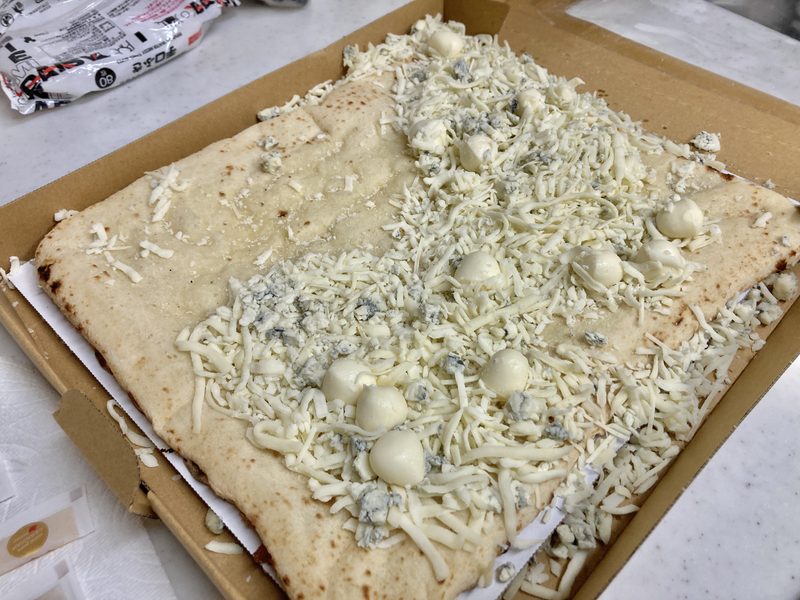 コストコ新商品のチーズとはちみつのピザを実食レビュー!