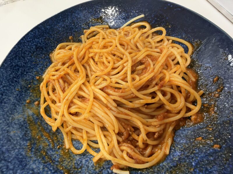 コストコ新商品「青の洞窟お肉の旨みあふれるボロネーゼ」登場!レンジ約6分で本格パスタ