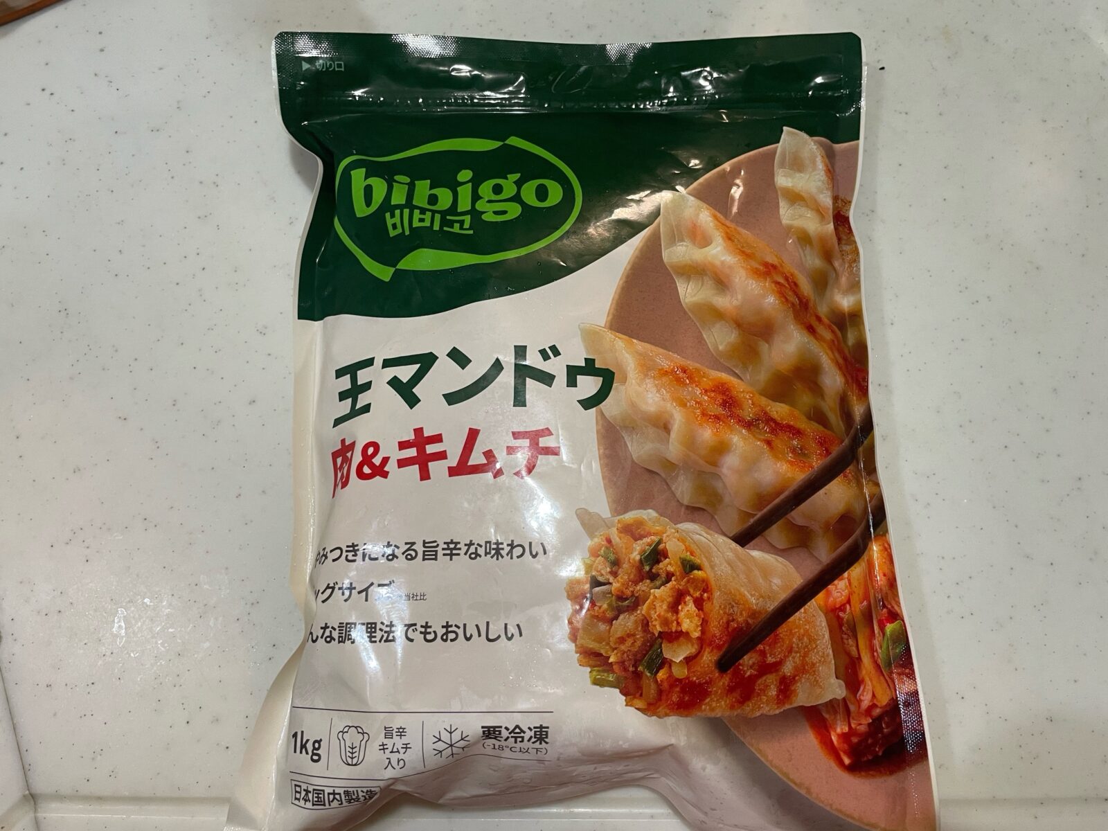 【2】bibigo 王マンドゥ肉＆キムチ｜もちパリ食感の大きな冷凍餃子
