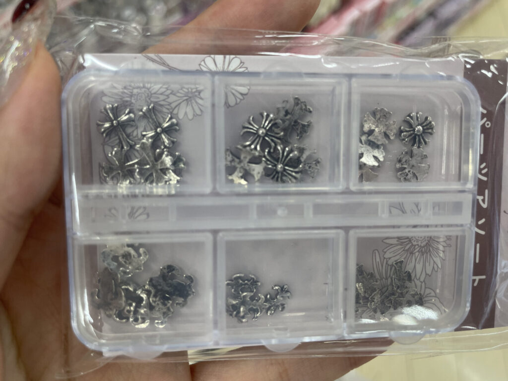 7. Flélya ネイルパーツ｜単色ネイルを華やかに