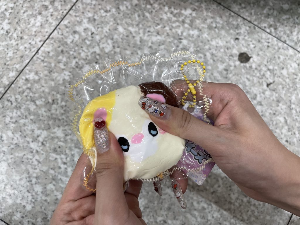 8. むにゅもちスクイーズ  みけちゃん｜三毛猫のかわいいデザインが魅力