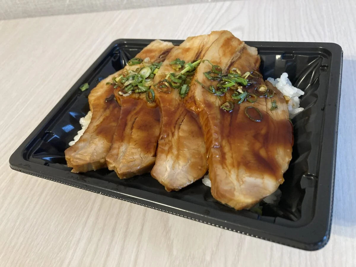 ロピアは安い？チャーシュー丼は肉の量が圧巻でコスパ最強！ご飯が隠れる豪快盛り