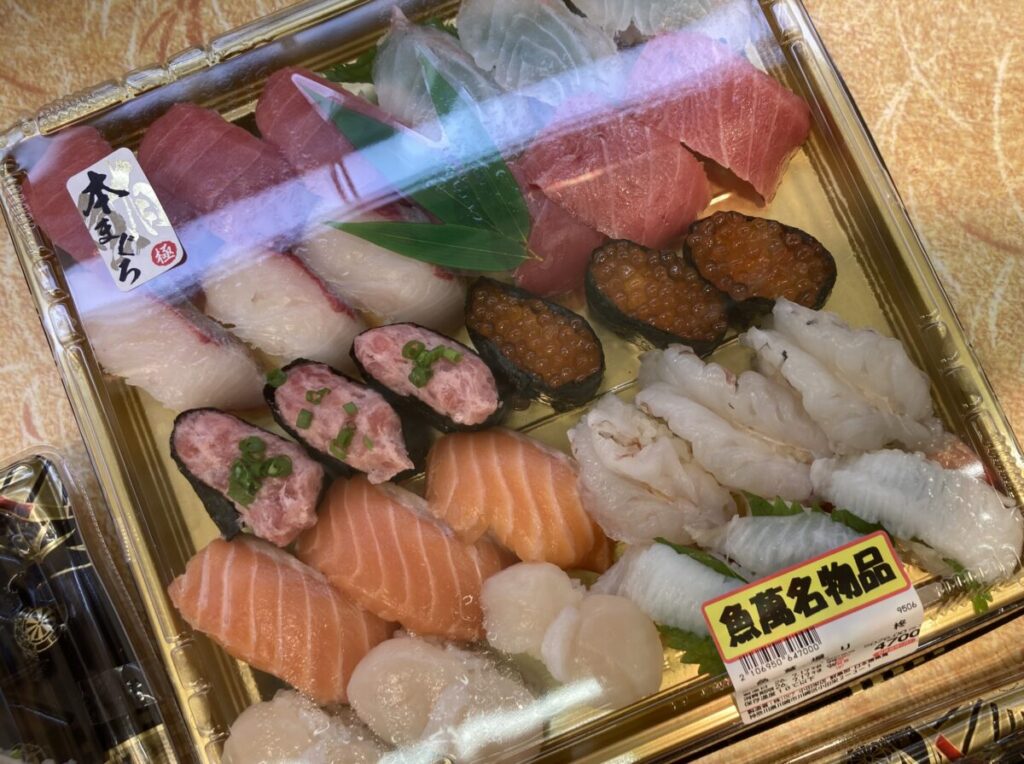 ロピアの魚萬握り柊を実食レビュー！本まぐろやいくら入りの高級お寿司盛り